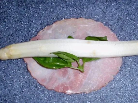 Gebratener Spargel mit Erdbeer-Melonen-Basilikum-Salat - Rezept - Bild Nr. 4