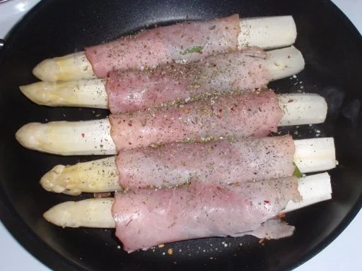Gebratener Spargel mit Erdbeer-Melonen-Basilikum-Salat - Rezept - Bild Nr. 6