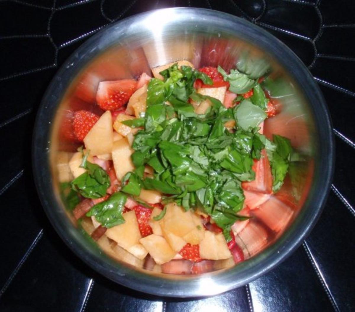 Gebratener Spargel mit Erdbeer-Melonen-Basilikum-Salat - Rezept - Bild Nr. 12