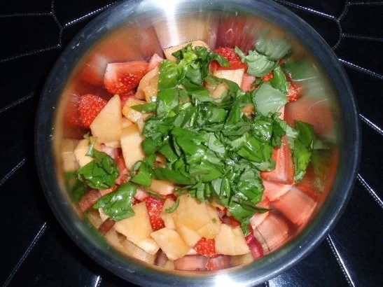 Gebratener Spargel mit Erdbeer-Melonen-Basilikum-Salat - Rezept - Bild Nr. 12