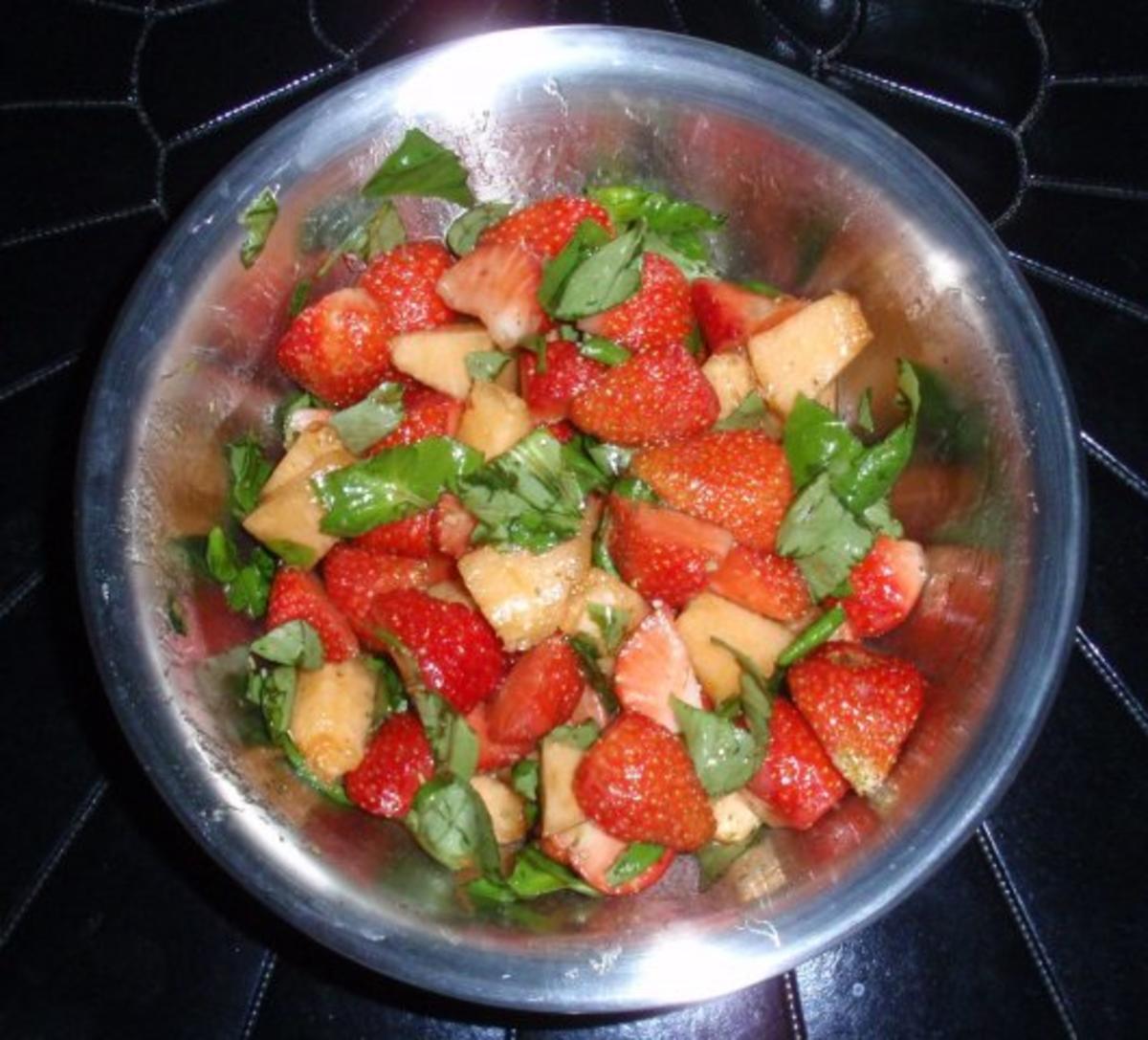 Gebratener Spargel mit Erdbeer-Melonen-Basilikum-Salat - Rezept - Bild Nr. 13