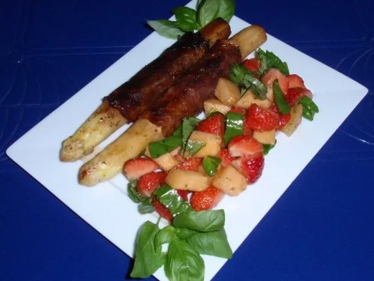 Gebratener Spargel mit Erdbeer-Melonen-Basilikum-Salat - Rezept - Bild Nr. 14