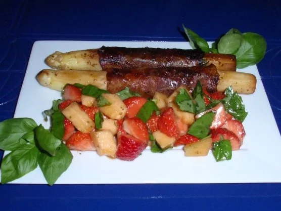 Gebratener Spargel mit Erdbeer-Melonen-Basilikum-Salat - Rezept - Bild Nr. 15