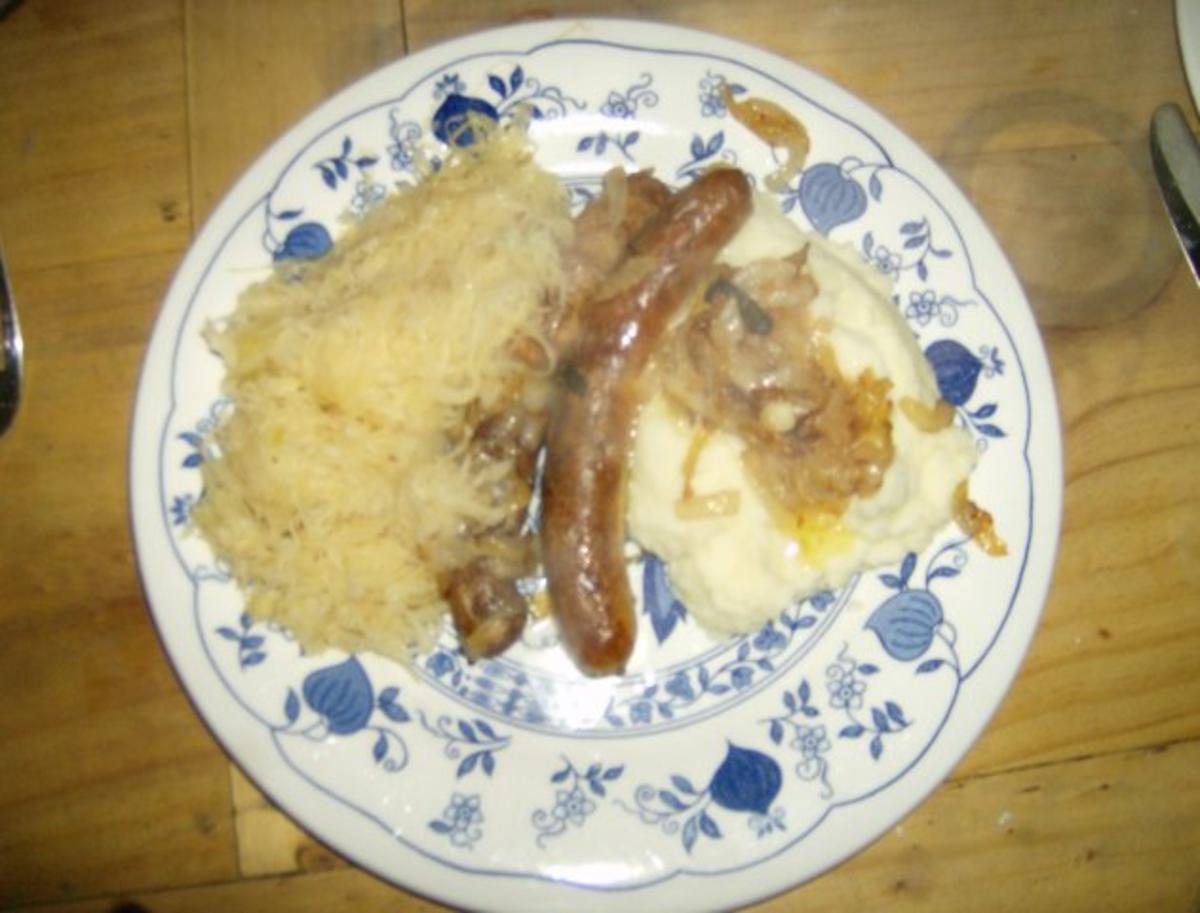 Schweinswürstl mit Sauerkraut und Kartoffelbrei - Rezept