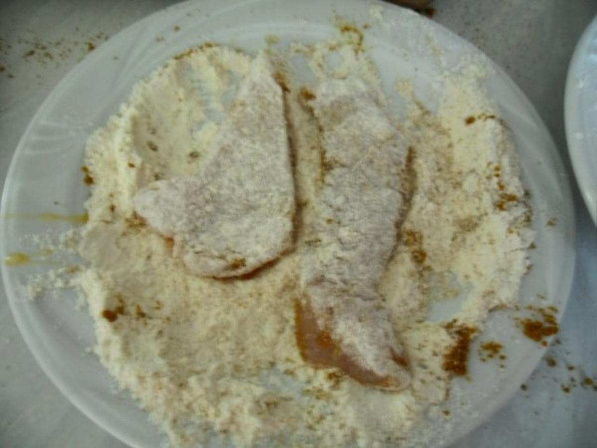 Hähnchenbrust unter schwarz-weißer Sesamkruste an Salat mit Sataysauce - Rezept - Bild Nr. 3