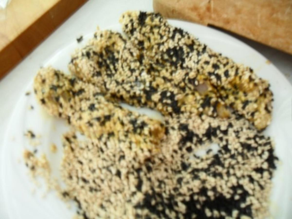 Hähnchenbrust unter schwarz-weißer Sesamkruste an Salat mit Sataysauce - Rezept - Bild Nr. 5