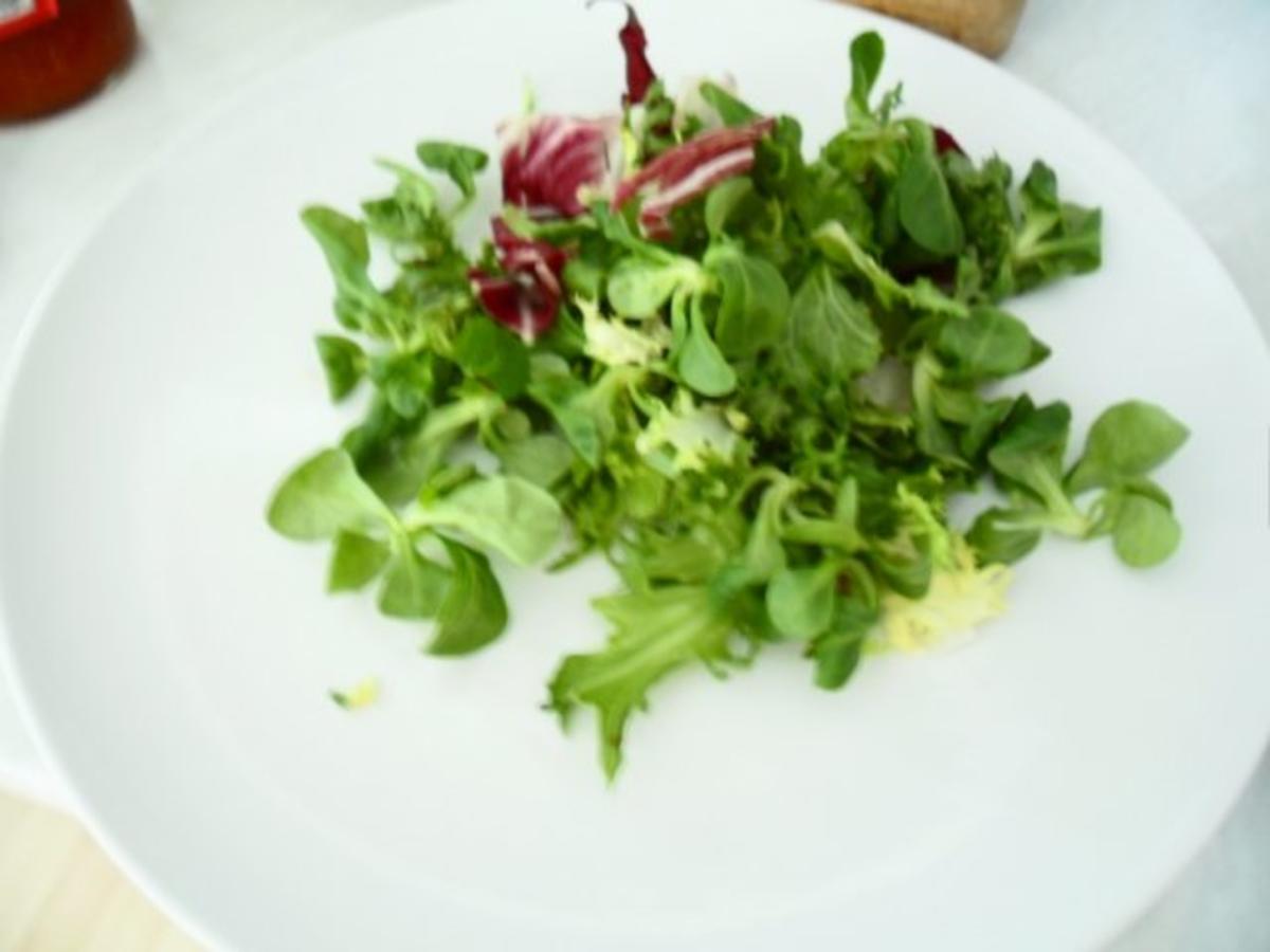 Hähnchenbrust unter schwarz-weißer Sesamkruste an Salat mit Sataysauce - Rezept - Bild Nr. 6