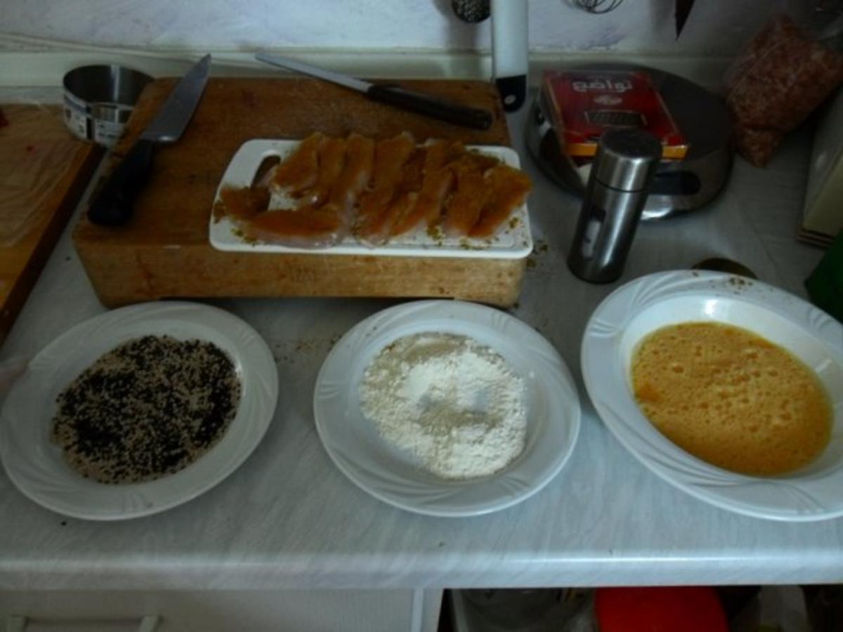 Hähnchenbrust unter schwarz-weißer Sesamkruste an Salat mit Sataysauce - Rezept - Bild Nr. 2