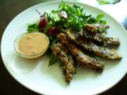 Hähnchenbrust unter schwarz-weißer Sesamkruste an Salat mit Sataysauce - Rezept