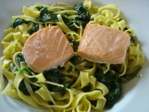 Rezept: Spinat-Bandnudeln mit Lachs Spinat-Bandnudeln mit Lachs - Rezept