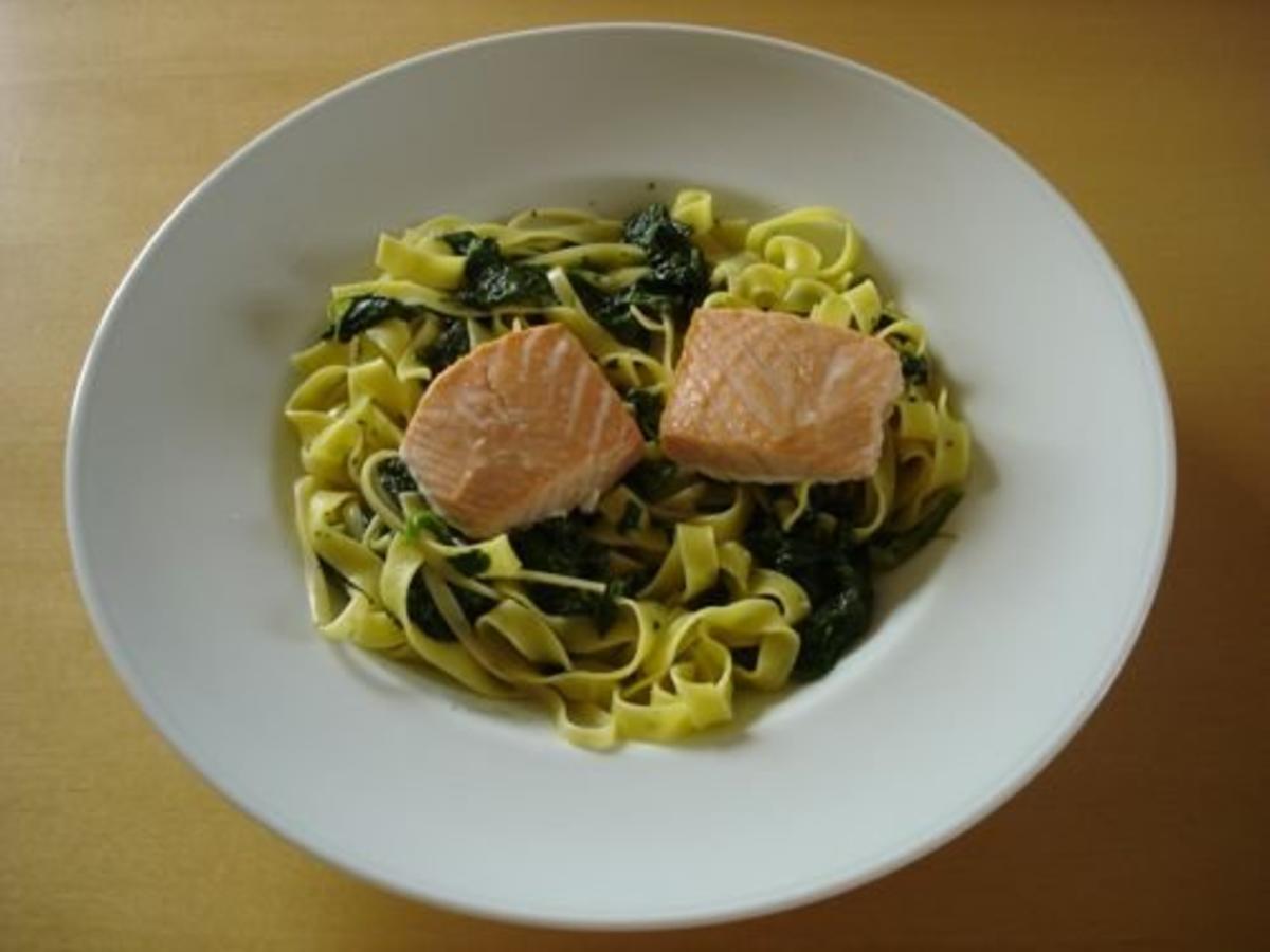 Spinat-Bandnudeln mit Lachs - Rezept mit Bild - kochbar.de