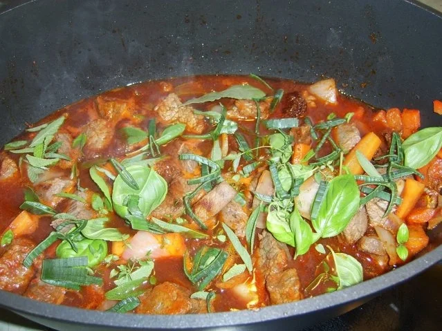 Rezept: Rotwein-Kräutergulasch Bild Nr. 9 Rotwein-Kräutergulasch - Rezept - Bild Nr. 9