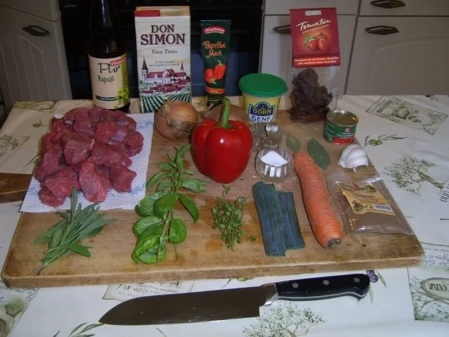 Rezept: Rotwein-Kräutergulasch Bild Nr. 2 Rotwein-Kräutergulasch - Rezept - Bild Nr. 2