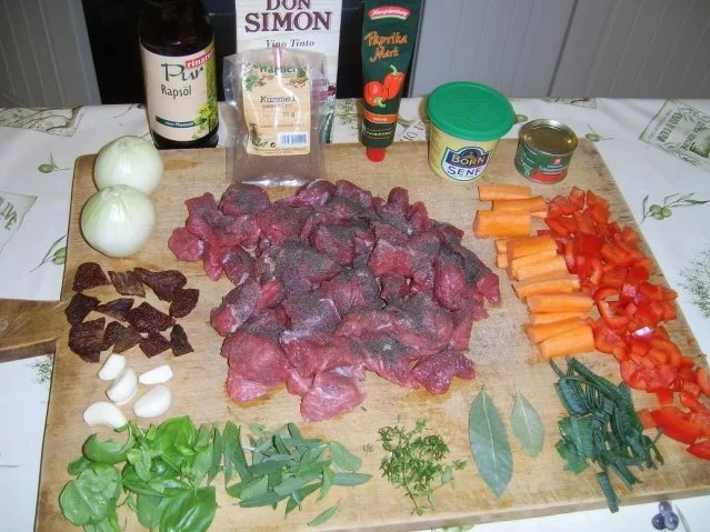 Rezept: Rotwein-Kräutergulasch Bild Nr. 3 Rotwein-Kräutergulasch - Rezept - Bild Nr. 3