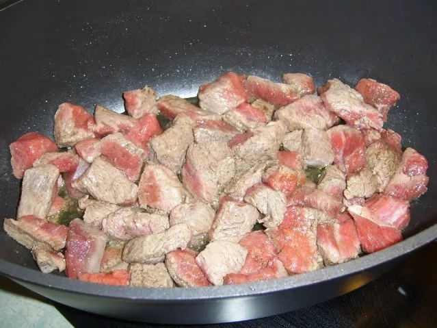 Rezept: Rotwein-Kräutergulasch Bild Nr. 4 Rotwein-Kräutergulasch - Rezept - Bild Nr. 4