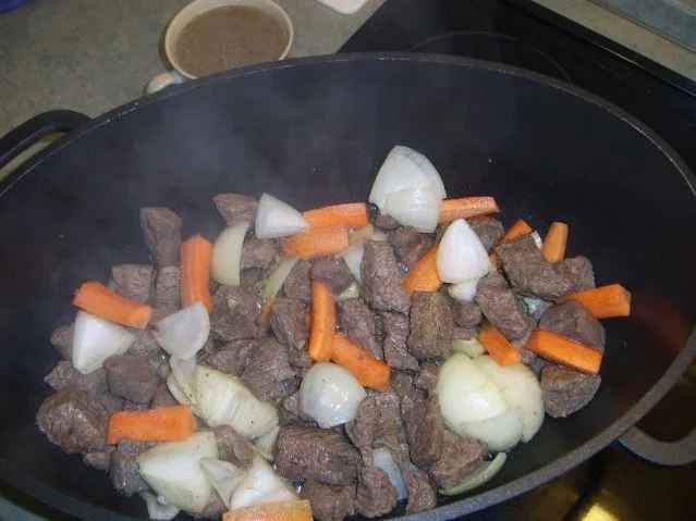 Rezept: Rotwein-Kräutergulasch Bild Nr. 6 Rotwein-Kräutergulasch - Rezept - Bild Nr. 6