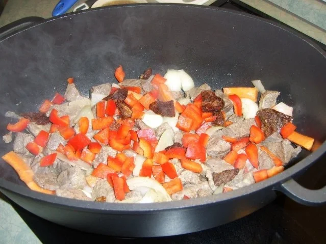 Rezept: Rotwein-Kräutergulasch Bild Nr. 7 Rotwein-Kräutergulasch - Rezept - Bild Nr. 7