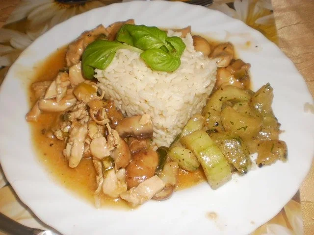 Rezept: Hühnchen in Rahm-Pilz-Sauce / Geflügelklein mit Pilzen und Schmorgurken Hühnchen in Rahm-Pilz-Sauce / Geflügelklein mit Pilzen und Schmorgurken - Rezept