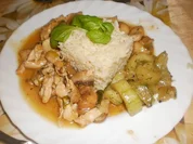 Hühnchen in Rahm-Pilz-Sauce  / Geflügelklein mit Pilzen und Schmorgurken - Rezept