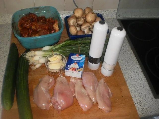 Rezept: Hühnchen in Rahm-Pilz-Sauce / Geflügelklein mit Pilzen und Schmorgurken Bild Nr. 3 Hühnchen in Rahm-Pilz-Sauce / Geflügelklein mit Pilzen und Schmorgurken - Rezept - Bild Nr. 3