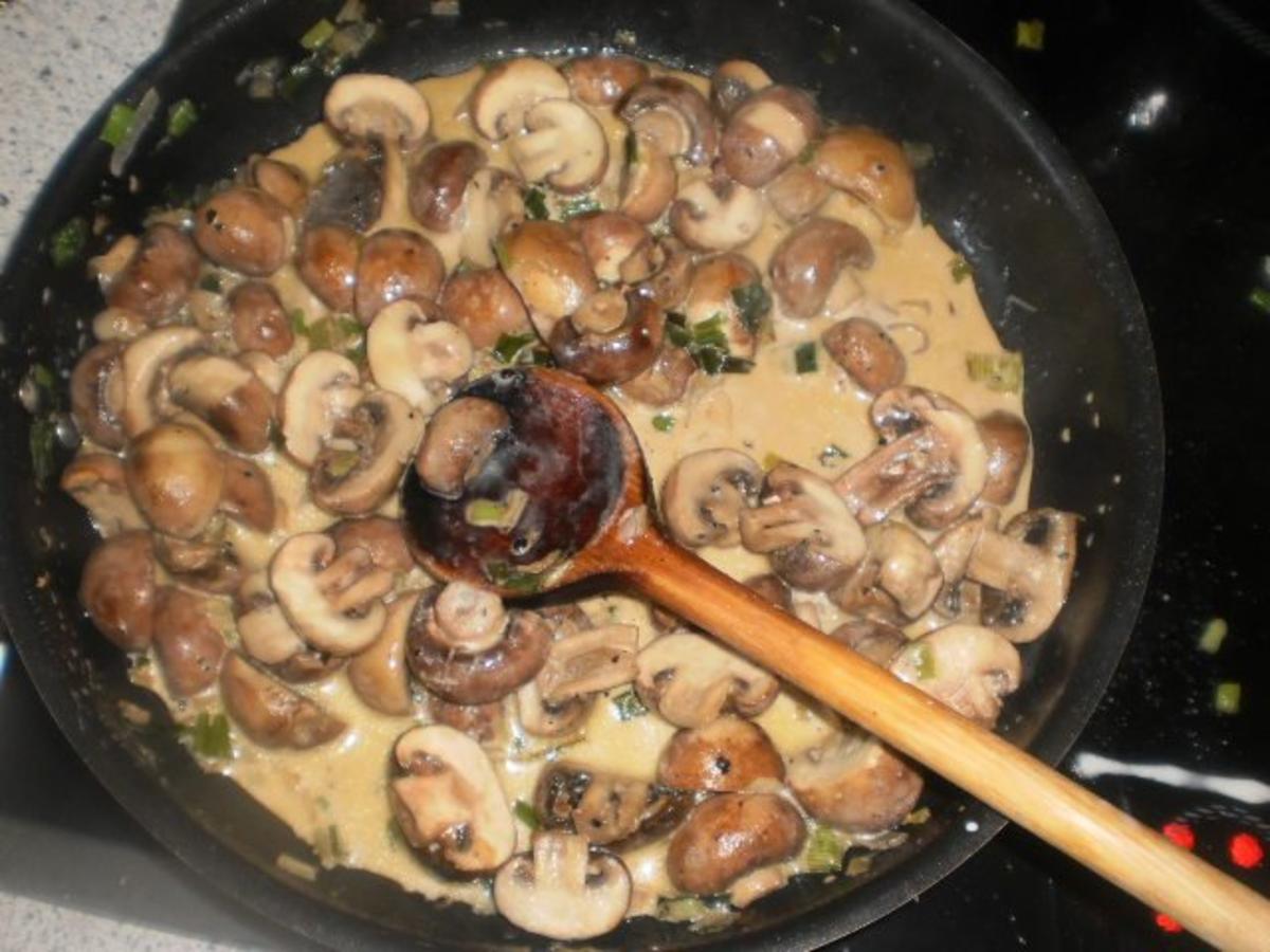 Hühnchen in Rahm-Pilz-Sauce  / Geflügelklein mit Pilzen und Schmorgurken - Rezept - Bild Nr. 16