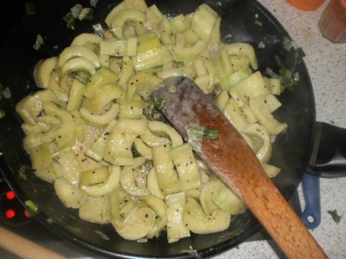 Hühnchen in Rahm-Pilz-Sauce  / Geflügelklein mit Pilzen und Schmorgurken - Rezept - Bild Nr. 15