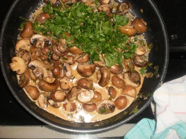 Rezept: Hühnchen in Rahm-Pilz-Sauce / Geflügelklein mit Pilzen und Schmorgurken Bild Nr. 18 Hühnchen in Rahm-Pilz-Sauce / Geflügelklein mit Pilzen und Schmorgurken - Rezept - Bild Nr. 18