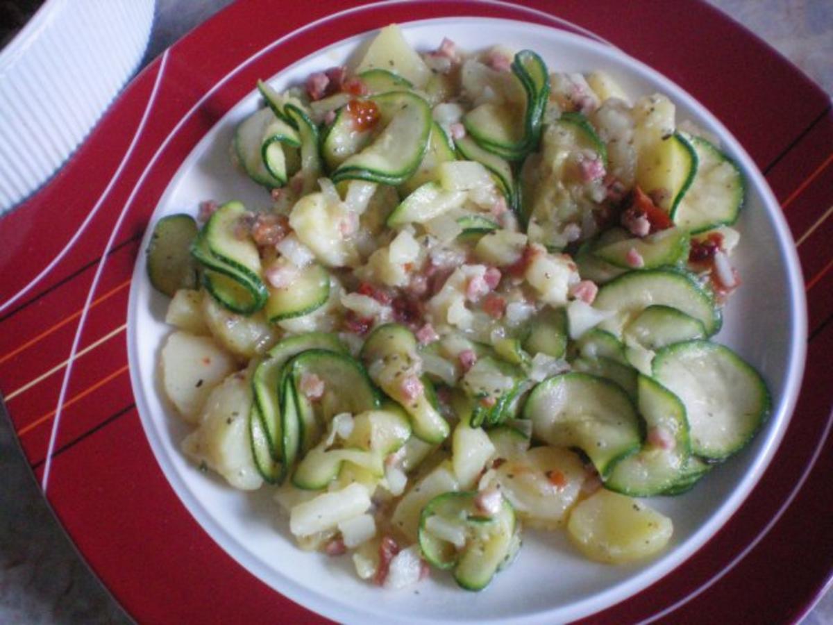 Kartoffel-Zucchini-Salat - Rezept mit Bild - kochbar.de