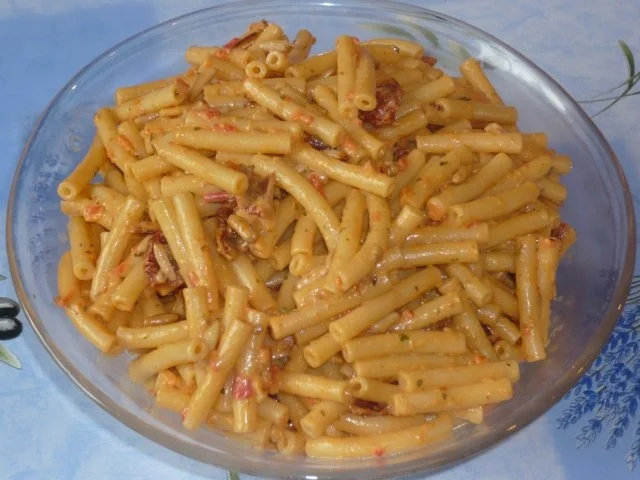 Rezept: Nudelsalat mit rotem Pesto nach Utes Art Nudelsalat mit rotem Pesto nach Utes Art - Rezept