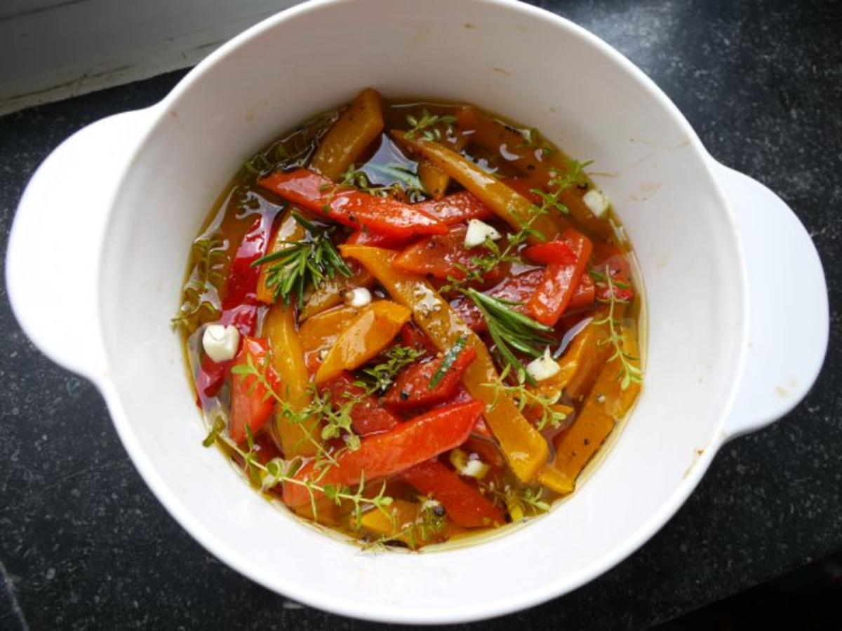 Bunte marinierte Paprika Streifen mit mediterranen Kräuter einfach