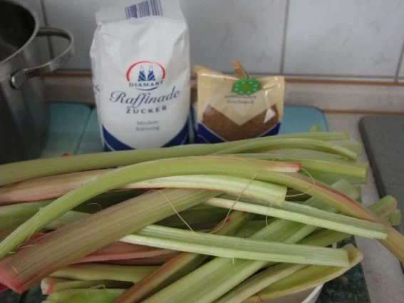 Rezept: Rhabarber-Konfitüre Bild Nr. 2 Rhabarber-Konfitüre - Rezept - Bild Nr. 2
