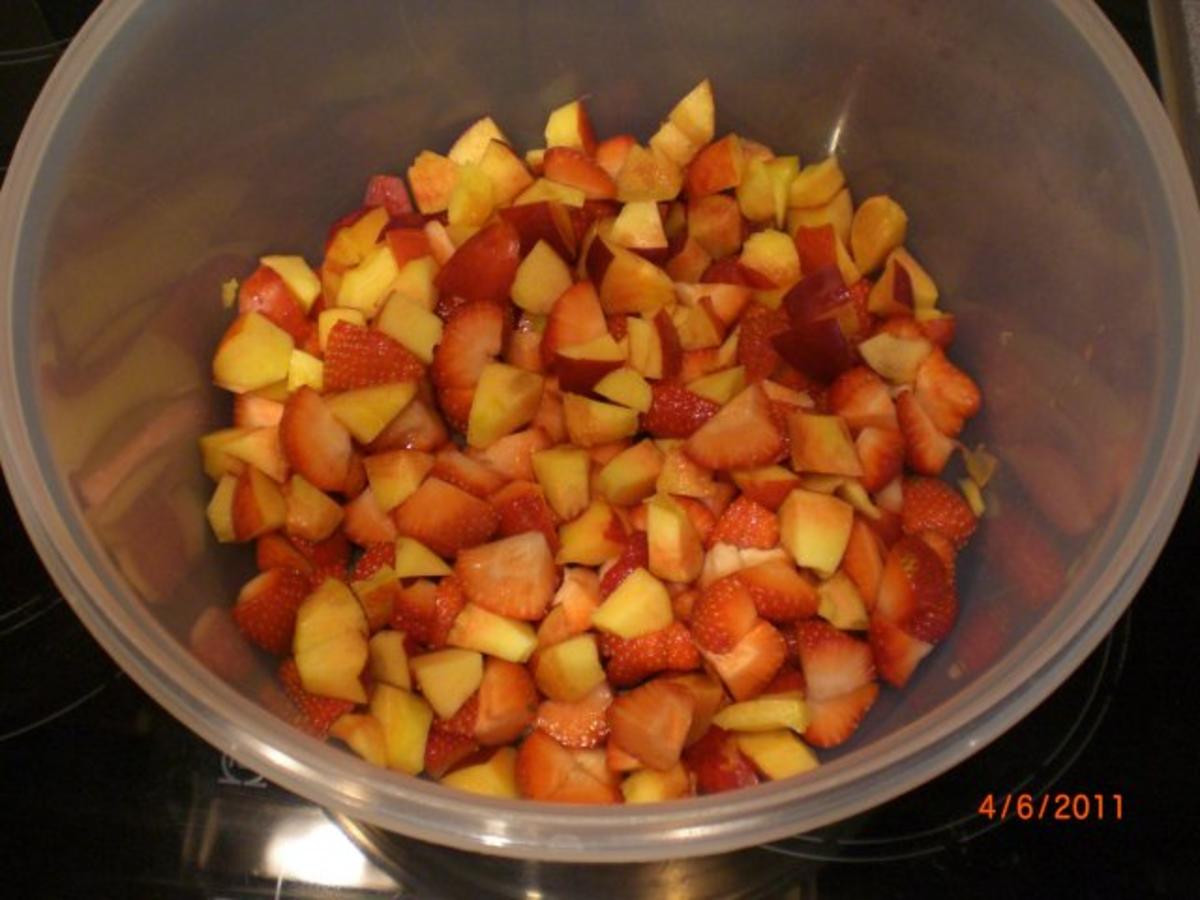 Erdbeeren-Nektarinen Bowle mit Campari - Rezept
