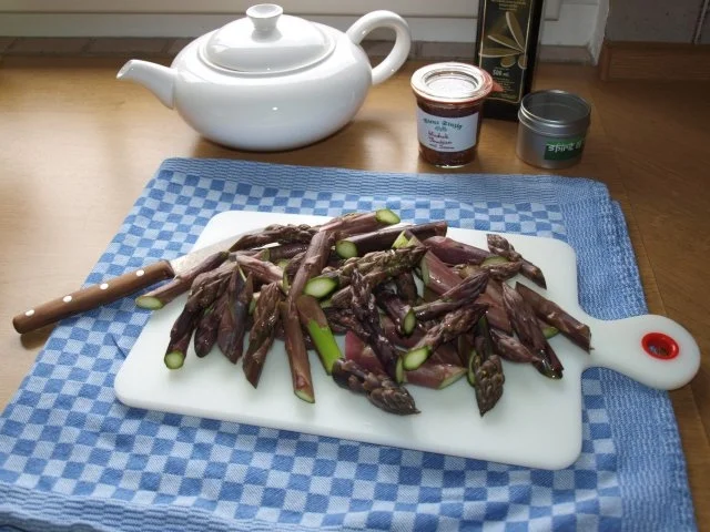 gebratener violetter Spargel mit getrockneten Kirschtomaten und Frühlingszwiebeln - Rezept - Bild Nr. 2