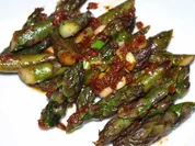 gebratener violetter Spargel mit getrockneten Kirschtomaten und Frühlingszwiebeln - Rezept