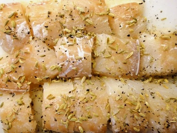 Kabeljau-Wuerfel in Curry unter Kraeuterschaum und Tomatenfilets mit Dreikornreis - Rezept - Bild Nr. 3