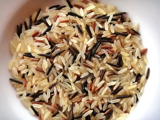 Kabeljau-Wuerfel in Curry unter Kraeuterschaum und Tomatenfilets mit Dreikornreis - Rezept - Bild Nr. 2