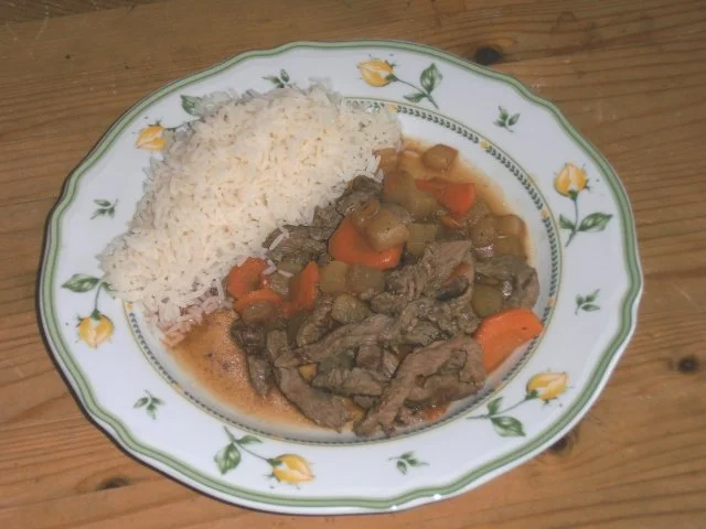 Rezept: Rindergeschnetzeltes mit geröstetem Möhren-Rettich-Gemüse Rindergeschnetzeltes mit geröstetem Möhren-Rettich-Gemüse - Rezept