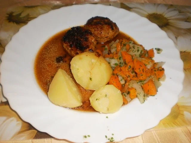 Hackbällchen ~ Möhren-Kohlrabi-Gemüse ~ Salzkartoffeln - Rezept