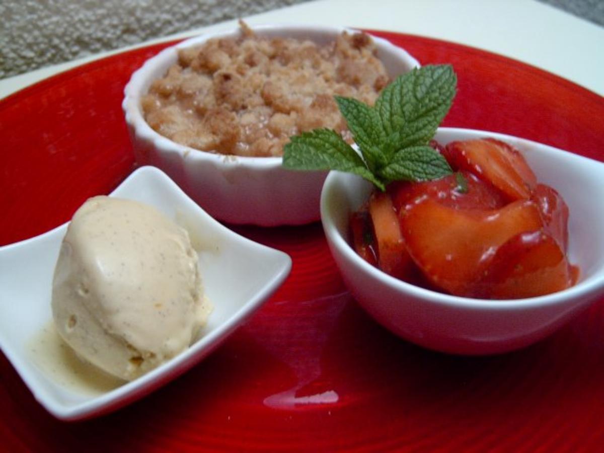 Rhabarbercrumble mit Erdbeer-Minz-Salat - Rezept