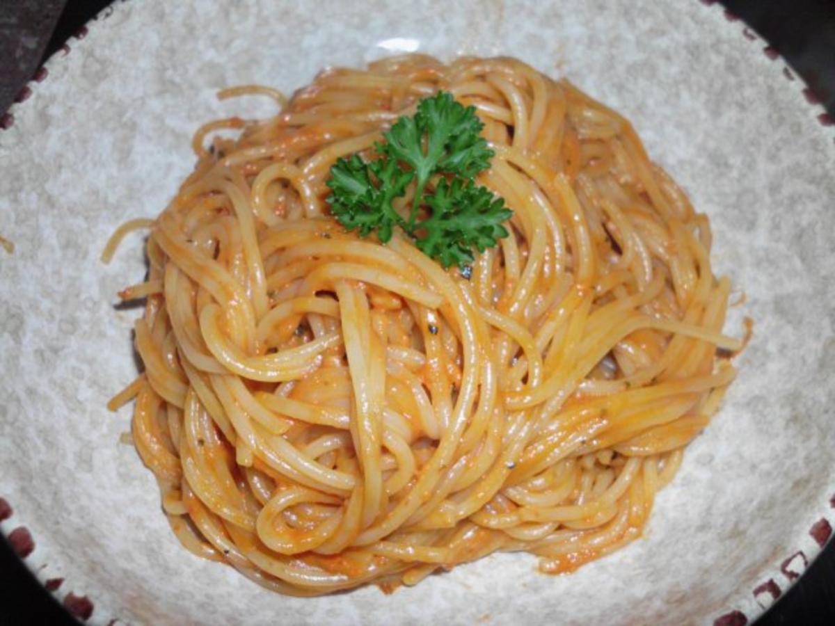 Ajvar-Spaghetti mit Knoblauch - Rezept mit Bild 