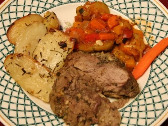 Lammkeule in Rosmarin-Knoblauch-Krustemit jungen Kartoffeln und Ratatouille - Rezept