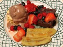 Beeren auf Schoko-Fudge-Brownies mit 'Rocky Road'-Eiscreme und Honig-Bananen - Rezept