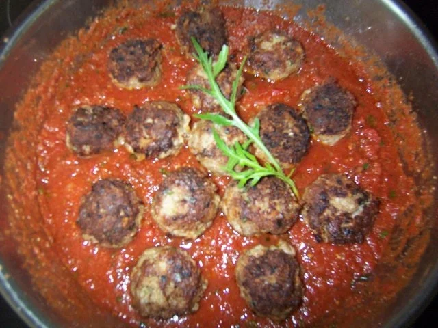 Rezept: Rucola-Bällchen auf Tomatensauce Rucola-Bällchen auf Tomatensauce - Rezept