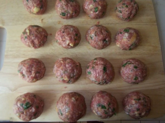 Rezept: Rucola-Bällchen auf Tomatensauce Bild Nr. 4 Rucola-Bällchen auf Tomatensauce - Rezept - Bild Nr. 4