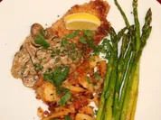 Jägerschnitzel mit Wildpilz-Soße mit Bratkartoffeln, grünem Spargel und Karotten - Rezept