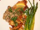 Jägerschnitzel mit Wildpilz-Soße mit Bratkartoffeln, grünem Spargel und Karotten - Rezept