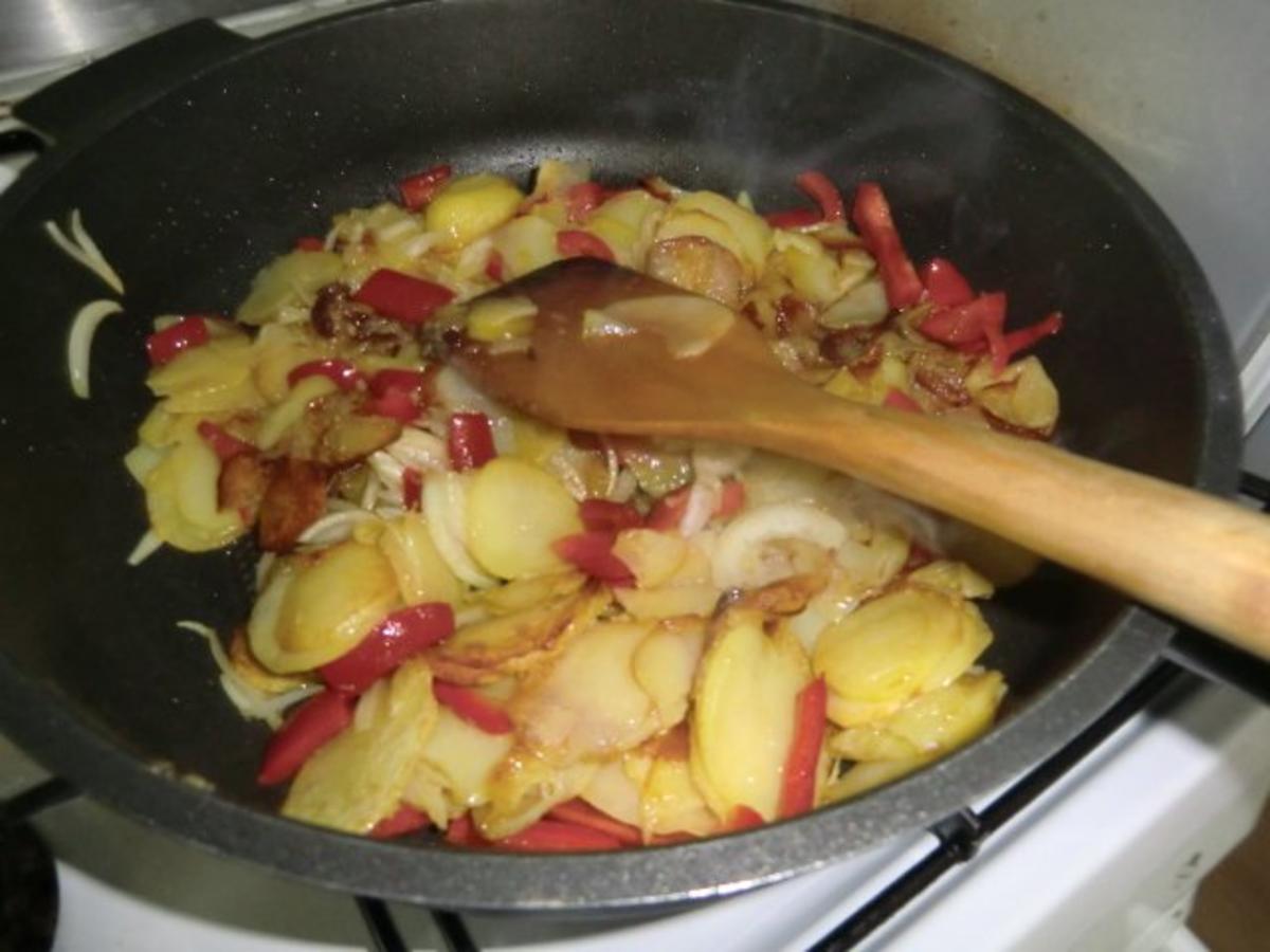Bratkartoffeln mit Paprika und Fleischwurst - Rezept - Bild Nr. 4