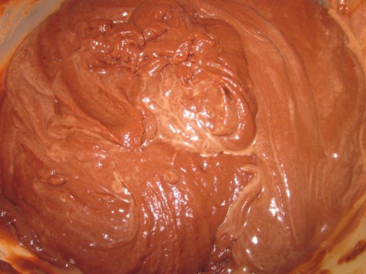 Gefüllte Schokoladen-Muffins mit Karamell-Haube - Rezept - Bild Nr. 2