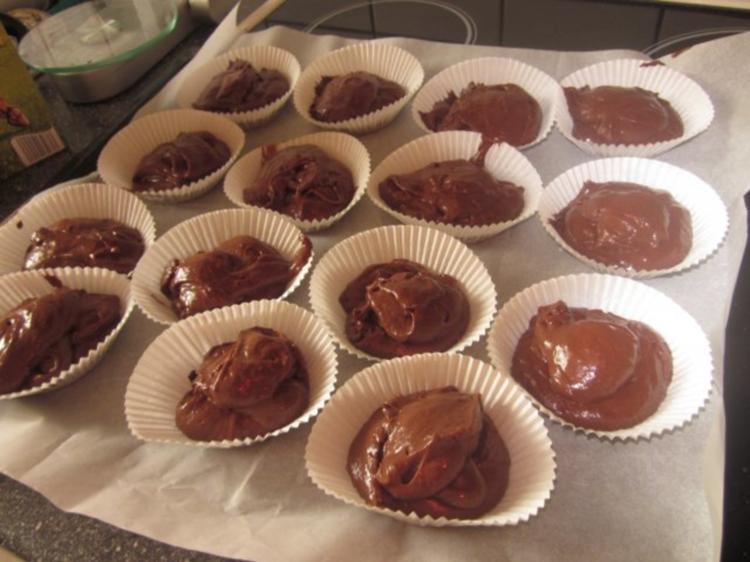Gefüllte Schokoladen Muffins mit Karamell Haube - schnell & einfach ... Gefüllte Schokoladen Muffins mit Karamell Haube - schnell & einfach ...