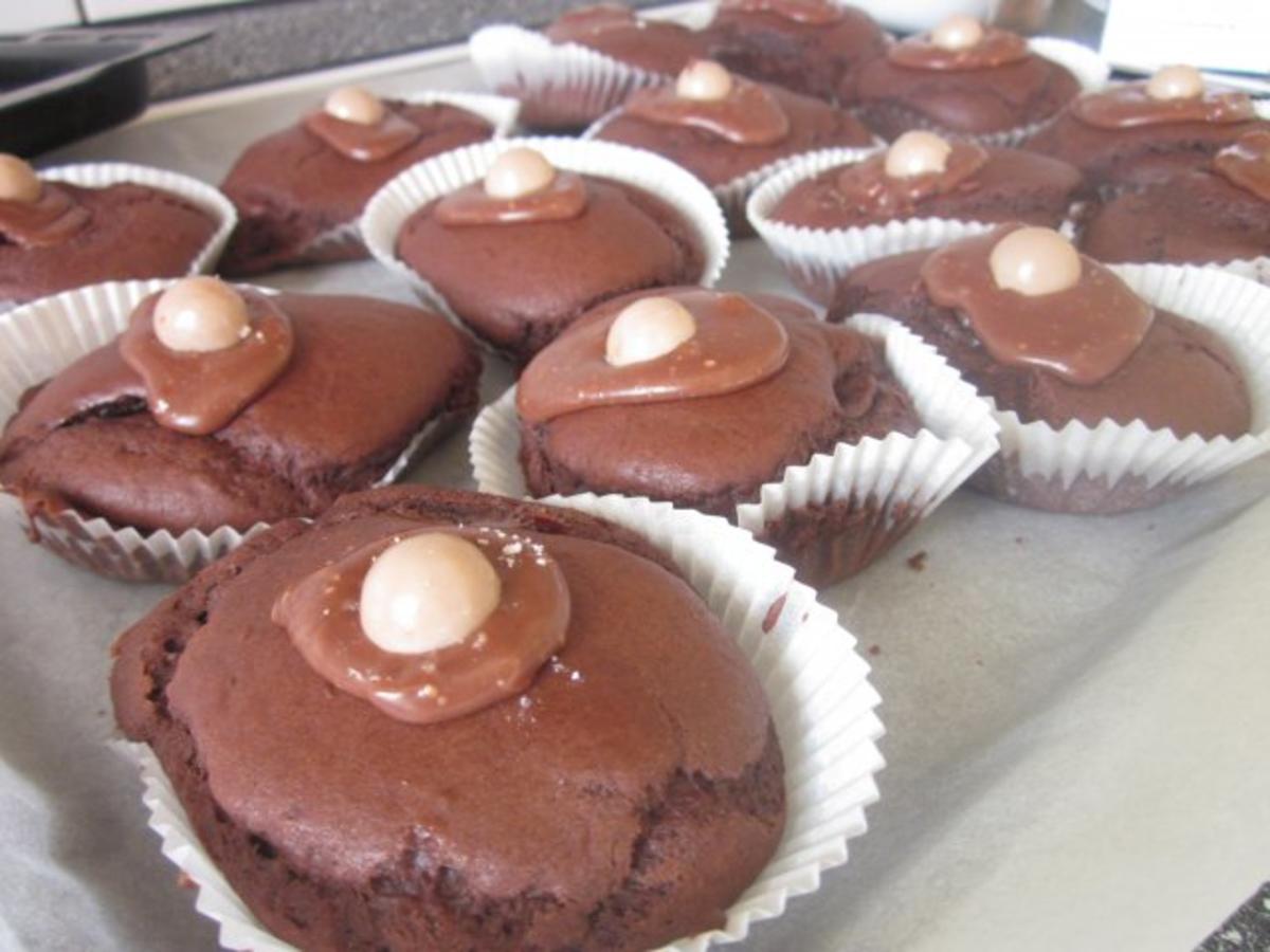 Gefüllte Schokoladen-Muffins mit Karamell-Haube - Rezept - Bild Nr. 4